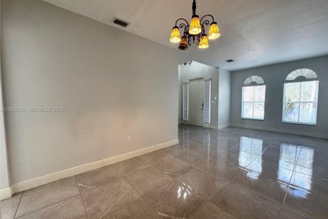 Villa ou maison à vendre à Miami, Floride: 4 chambres, 192.68 m2 № 1992019 - photo 12