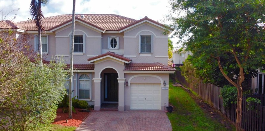 Villa ou maison à Miami, Floride 4 chambres, 192.68 m2 № 1992019