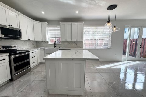 Villa ou maison à vendre à Miami, Floride: 4 chambres, 192.68 m2 № 1992019 - photo 30