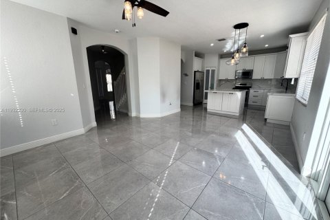 Villa ou maison à vendre à Miami, Floride: 4 chambres, 192.68 m2 № 1992019 - photo 14