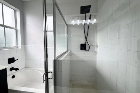 Villa ou maison à vendre à Miami, Floride: 4 chambres, 192.68 m2 № 1992019 - photo 25