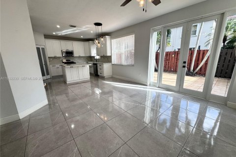 Villa ou maison à vendre à Miami, Floride: 4 chambres, 192.68 m2 № 1992019 - photo 15