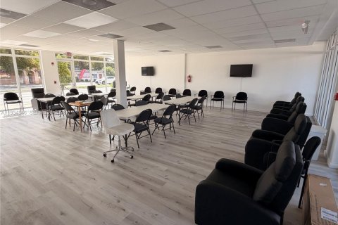 Купить коммерческую недвижимость в Хайалиа, Флорида № 1992724 - фото 1