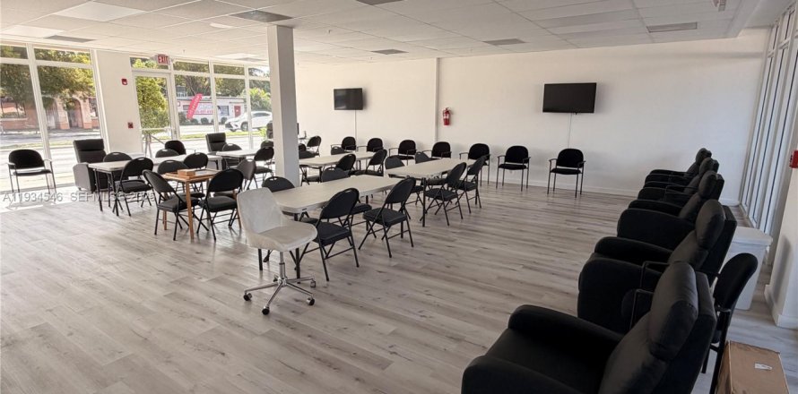 Коммерческая недвижимость в Хайалиа, Флорида № 1992724