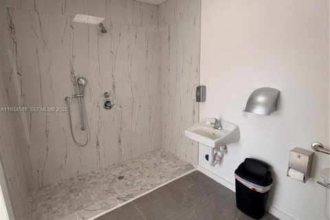 Купить коммерческую недвижимость в Хайалиа, Флорида № 1992724 - фото 15