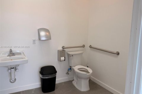 Купить коммерческую недвижимость в Хайалиа, Флорида № 1992724 - фото 3