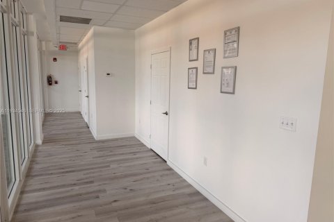 Купить коммерческую недвижимость в Хайалиа, Флорида № 1992724 - фото 4