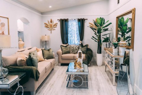 Casa en alquiler en Miami Gardens, Florida, 4 dormitorios, 171.03 m2 № 1944331 - foto 2