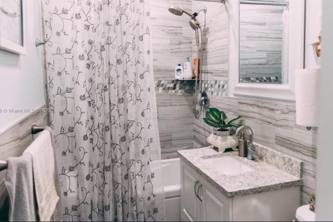 Casa en alquiler en Miami Gardens, Florida, 4 dormitorios, 171.03 m2 № 1944331 - foto 5