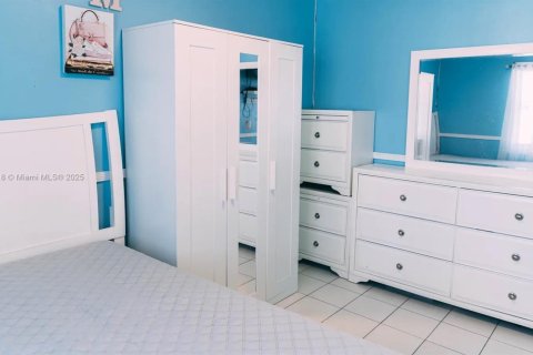 Casa en alquiler en Miami Gardens, Florida, 4 dormitorios, 171.03 m2 № 1944331 - foto 6