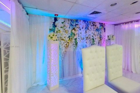 Commercial property in Miami, Florida № 2053517 - photo 4