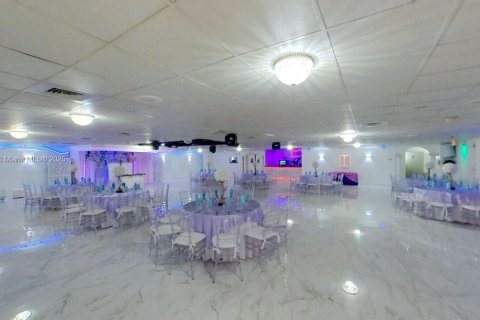 Commercial property in Miami, Florida № 2053517