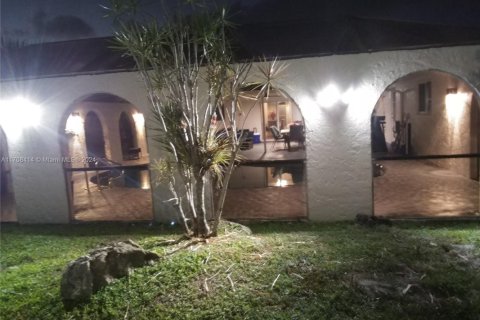 Снять в аренду виллу или дом в Корал-Спрингс, Флорида 4 спальни, 203.55м2, № 1934351 - фото 18