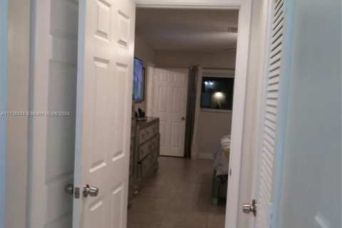 Снять в аренду виллу или дом в Корал-Спрингс, Флорида 4 спальни, 203.55м2, № 1934351 - фото 11