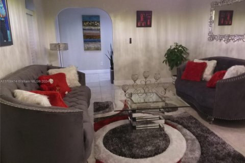 Снять в аренду виллу или дом в Корал-Спрингс, Флорида 4 спальни, 203.55м2, № 1934351 - фото 7