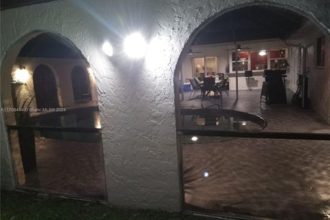 Снять в аренду виллу или дом в Корал-Спрингс, Флорида 4 спальни, 203.55м2, № 1934351 - фото 16