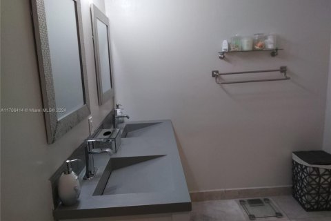 Снять в аренду виллу или дом в Корал-Спрингс, Флорида 4 спальни, 203.55м2, № 1934351 - фото 12