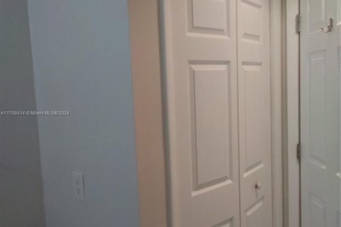 Снять в аренду виллу или дом в Корал-Спрингс, Флорида 4 спальни, 203.55м2, № 1934351 - фото 10