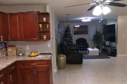 Снять в аренду виллу или дом в Корал-Спрингс, Флорида 4 спальни, 203.55м2, № 1934351 - фото 19