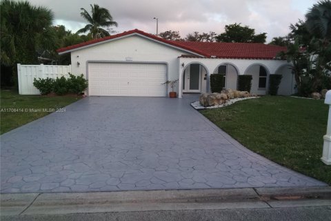 Снять в аренду виллу или дом в Корал-Спрингс, Флорида 4 спальни, 203.55м2, № 1934351 - фото 3