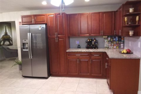 Снять в аренду виллу или дом в Корал-Спрингс, Флорида 4 спальни, 203.55м2, № 1934351 - фото 8