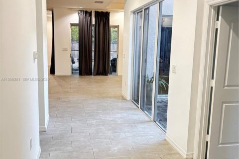 Снять в аренду виллу или дом в Майами, Флорида 5 спален, 316.24м2, № 2011932 - фото 2