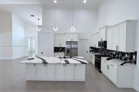 House in Port St. Lucie, Florida 6 bedrooms, 265.24 sq.m. № 2077052 - photo 6