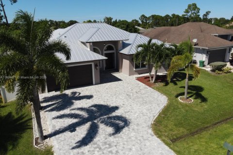 House in Port St. Lucie, Florida 6 bedrooms, 265.24 sq.m. № 2077052 - photo 1