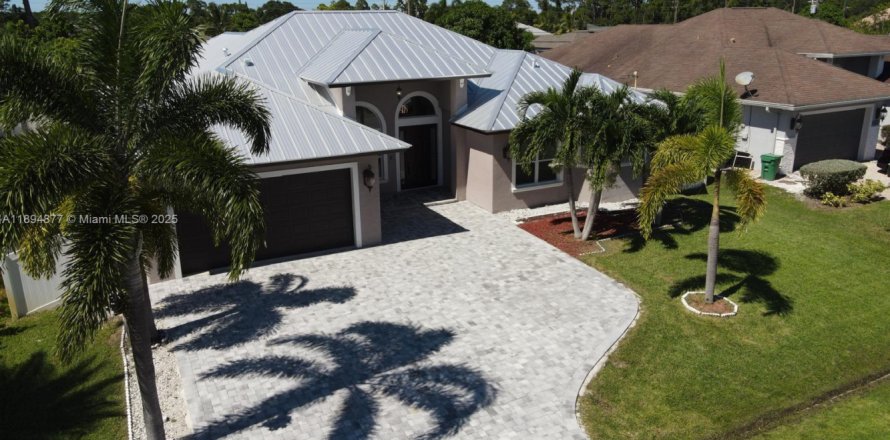 House in Port St. Lucie, Florida 6 bedrooms, 265.24 sq.m. № 2077052