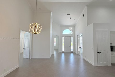House in Port St. Lucie, Florida 6 bedrooms, 265.24 sq.m. № 2077052 - photo 17