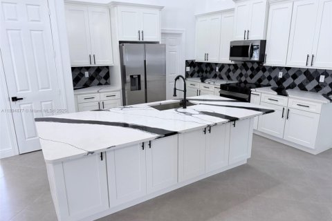House in Port St. Lucie, Florida 6 bedrooms, 265.24 sq.m. № 2077052 - photo 5