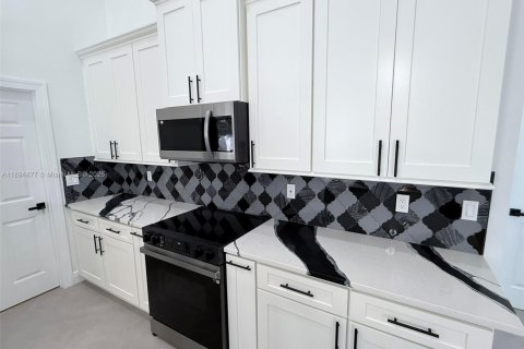 House in Port St. Lucie, Florida 6 bedrooms, 265.24 sq.m. № 2077052 - photo 7