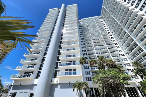 Купить кондоминиум в Халландейл-Бич, Флорида 1 спальня, 68.38м2, № 2064130 - фото 15