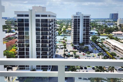 Кондоминиум с 1 спальней в Халландейл-Бич, Флорида № 2064130