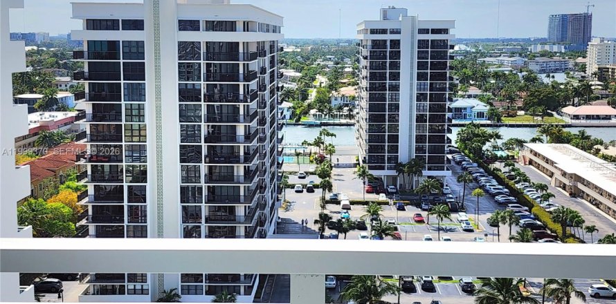 Кондоминиум с 1 спальней в Халландейл-Бич, Флорида № 2064130