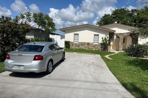 Villa ou maison à Dania Beach, Floride 3 chambres, 105.07 m2 № 2350746
