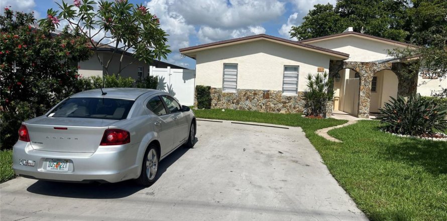 Villa ou maison à Dania Beach, Floride 3 chambres, 105.07 m2 № 2350746