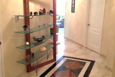 Condo in Sunny Isles Beach, Florida, 3 bedrooms  № 2081469 - photo 12