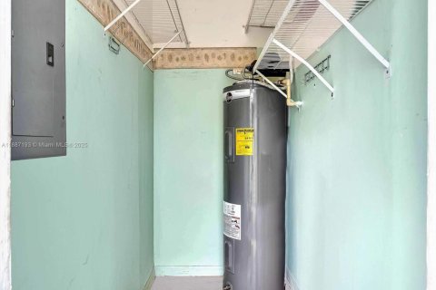 Купить виллу или дом в Пемброк-Пайнс, Флорида 3 спальни, 111.85м2, № 1932781 - фото 21