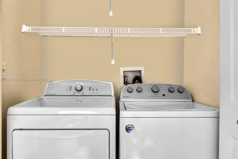 Купить виллу или дом в Пемброк-Пайнс, Флорида 3 спальни, 111.85м2, № 1932781 - фото 17