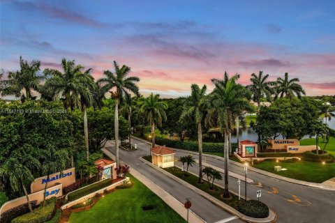 Купить виллу или дом в Пемброк-Пайнс, Флорида 3 спальни, 111.85м2, № 1932781 - фото 1