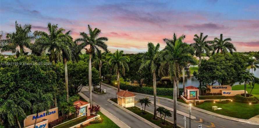 Дом в Пемброк-Пайнс, Флорида 3 спальни, 111.85м2 № 1932781