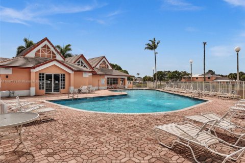 Купить виллу или дом в Пемброк-Пайнс, Флорида 3 спальни, 111.85м2, № 1932781 - фото 24