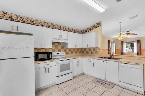 Купить виллу или дом в Пемброк-Пайнс, Флорида 3 спальни, 111.85м2, № 1932781 - фото 5