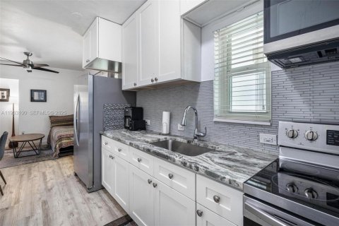 Commercial property in Miami, Florida 213.12 sq.m. № 1992719 - photo 23