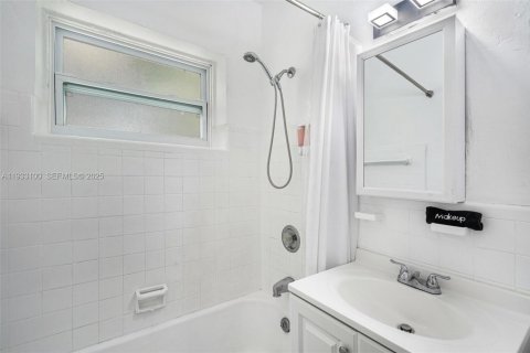 Commercial property in Miami, Florida 213.12 sq.m. № 1992719 - photo 14