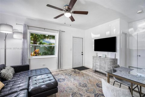 Commercial property in Miami, Florida 213.12 sq.m. № 1992719 - photo 12