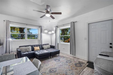 Commercial property in Miami, Florida 213.12 sq.m. № 1992719 - photo 6