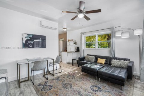 Commercial property in Miami, Florida 213.12 sq.m. № 1992719 - photo 11