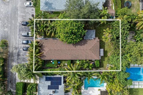 Commercial property in Miami, Florida 213.12 sq.m. № 1992719 - photo 2